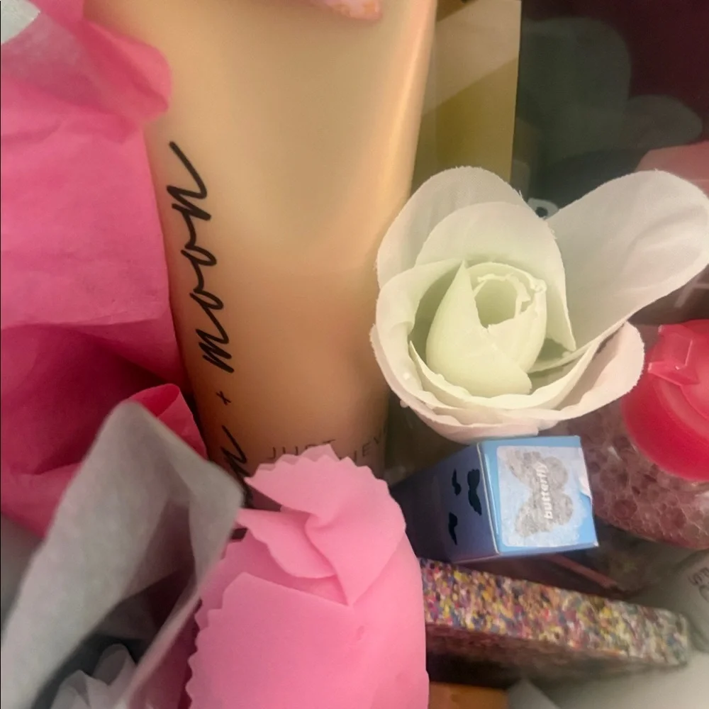 Makeup Gift Set with Pink and White Accents. Over 200$ in ultra products